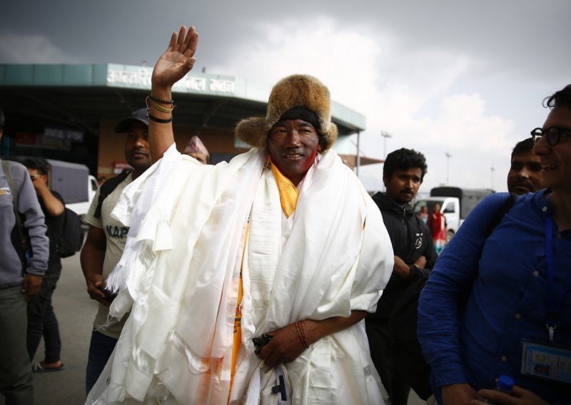 Nepalski šerpa oborio vlastiti i svjetski rekord: u tjedan dana dvaput do vrha Mt. Everesta