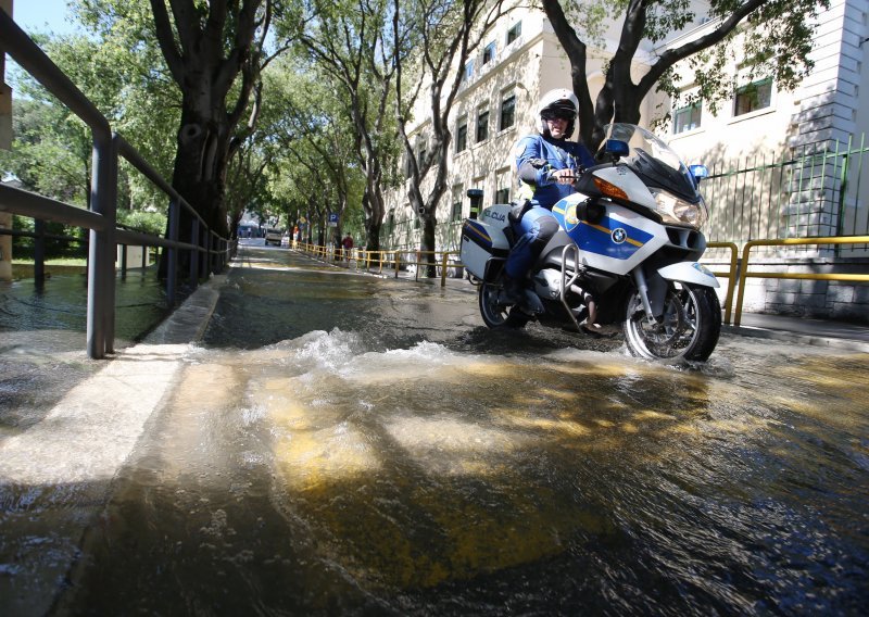 Poplava u Splitu: Pukla cijev, bujica zaustavljena, dio građana još uvijek nema vodu