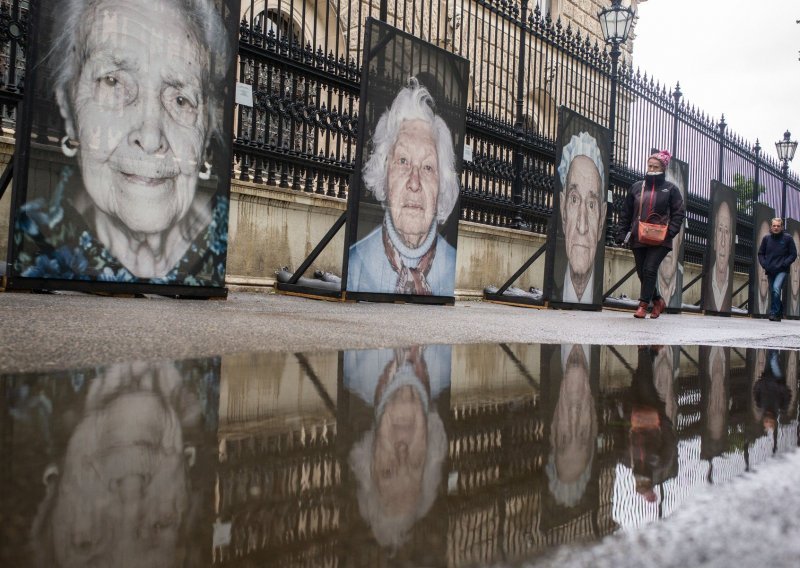 Kukastim križevima premazali fotografije preživjelih iz Holokausta