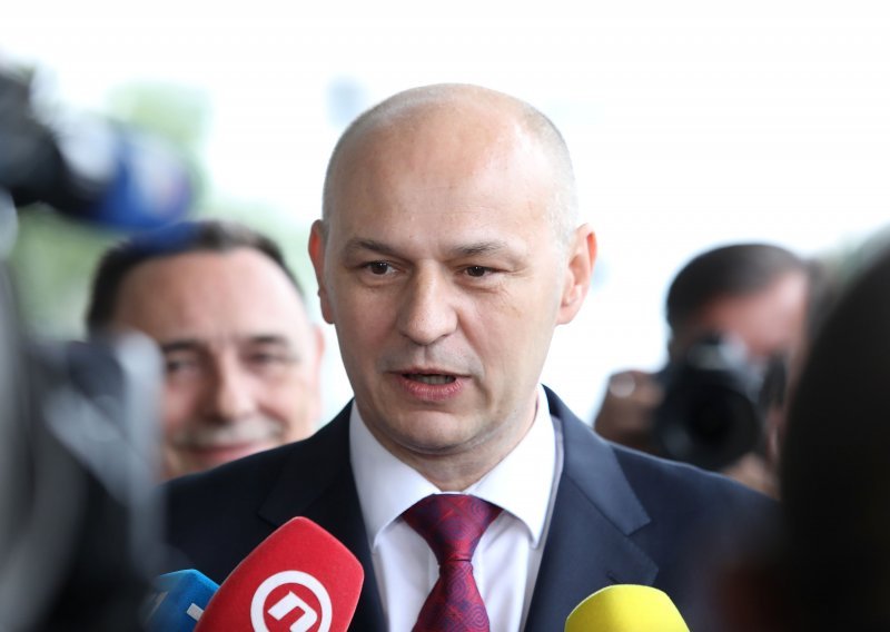 Kolakušić samouvjeren: U Bruxellesu ću biti na dva zasjedanja, a onda postajem predsjednik Hrvatske!