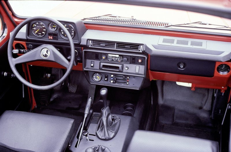 Mercedes G serija 460 i njegova unutrašnjost (1979.)