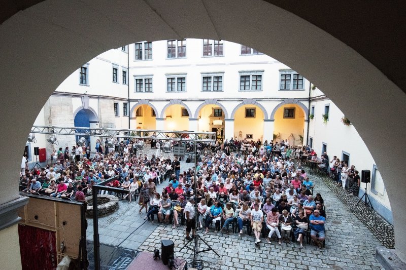 Čakovec: U sklopu Ljeta u gradu Zrinskih u atriju starog grada predstava Cabaret preko veze