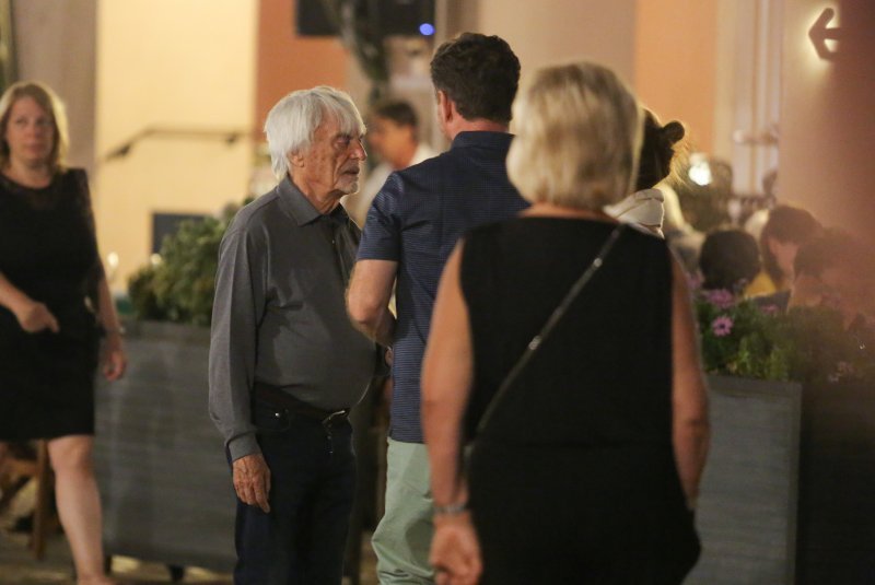 Bernie Ecclestone i Geri Halliwell sa supružnicima napuštaju restoran
