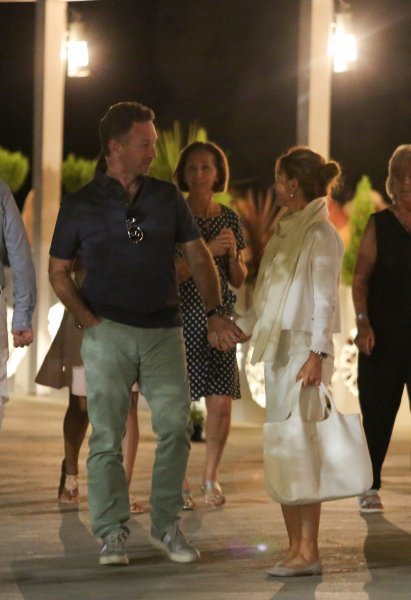 Bernie Ecclestone i Geri Halliwell sa supružnicima napuštaju restoran