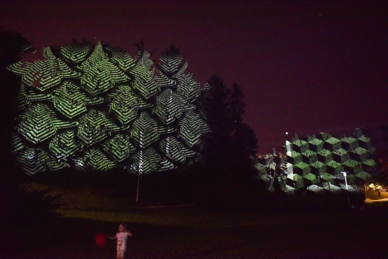Španjolski umjetnik Javier Riera na poseban način osvijetlio krošnje parka Ribnjak