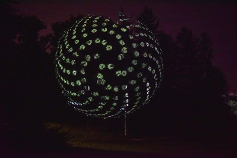 Španjolski umjetnik Javier Riera na poseban način osvijetlio krošnje parka Ribnjak