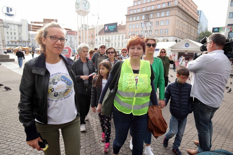 Zagreb: Udruga žena oboljelih i liječenih organizirala je šetnju gradom "Nisi sama - hodaj s nama"