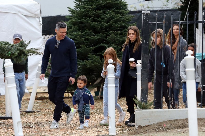 Jessica Alba s obitelji kupuje božićno drvce