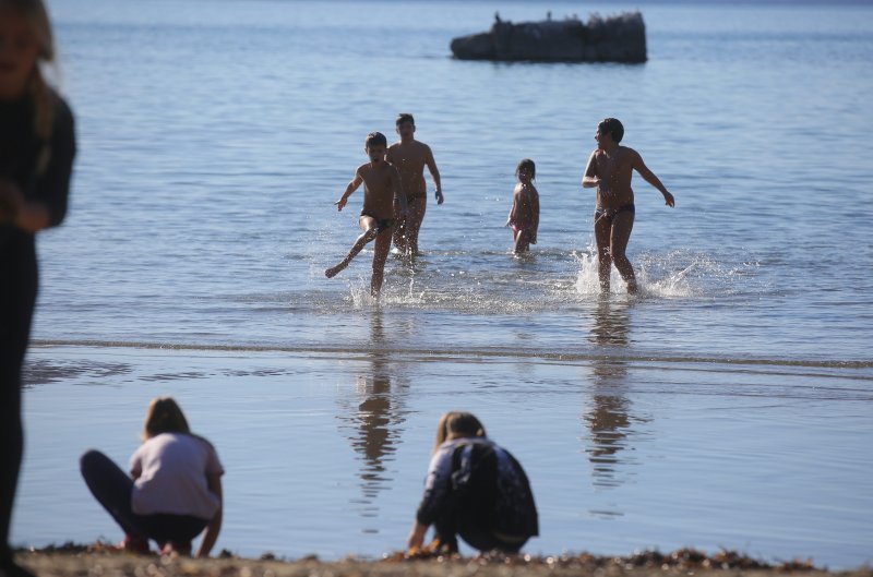 Sunčano vrijeme na blagdan mnogi Splićani iskoristili su za kupanje i šetnju uz more