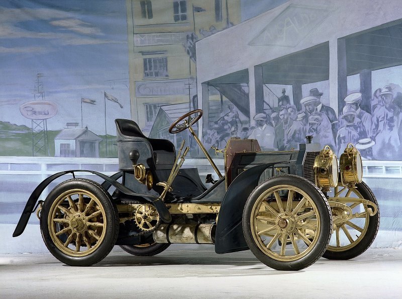 Mercedes-Simplex 40 HP iz 1903. kao dvosjed. Ovaj trkaći automobil visokih performansi iz kolekcije Mercedes-Benz Classic jedno je od najstarijih preživjelih vozila marke Mercedes