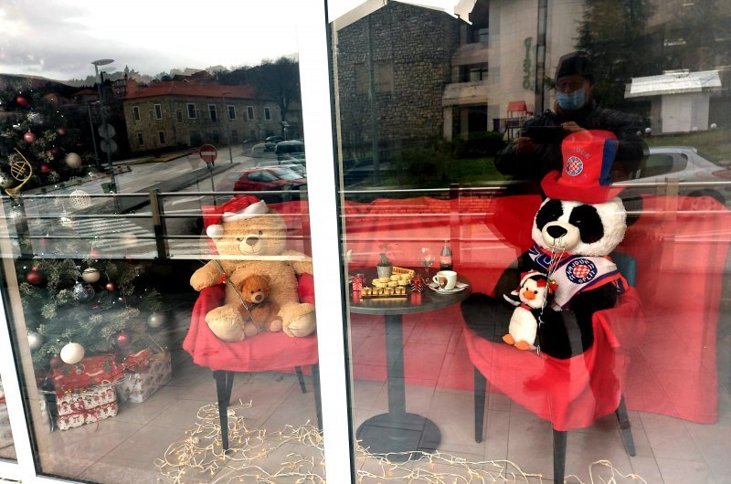 Plišani medvjedići zauzeli terasu kafića u Drnišu