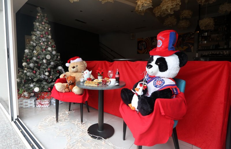 Plišani medvjedići zauzeli terasu kafića u Drnišu