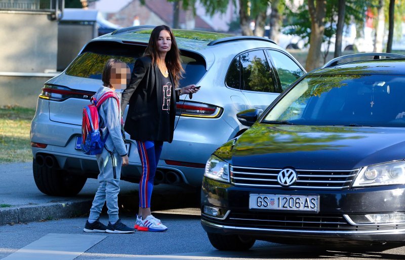 Severina dovodi sina u osnovnu školu Matije Gupca