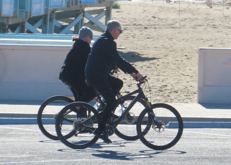 Pierce Brosnan u vožnji bicikla sa suprugom