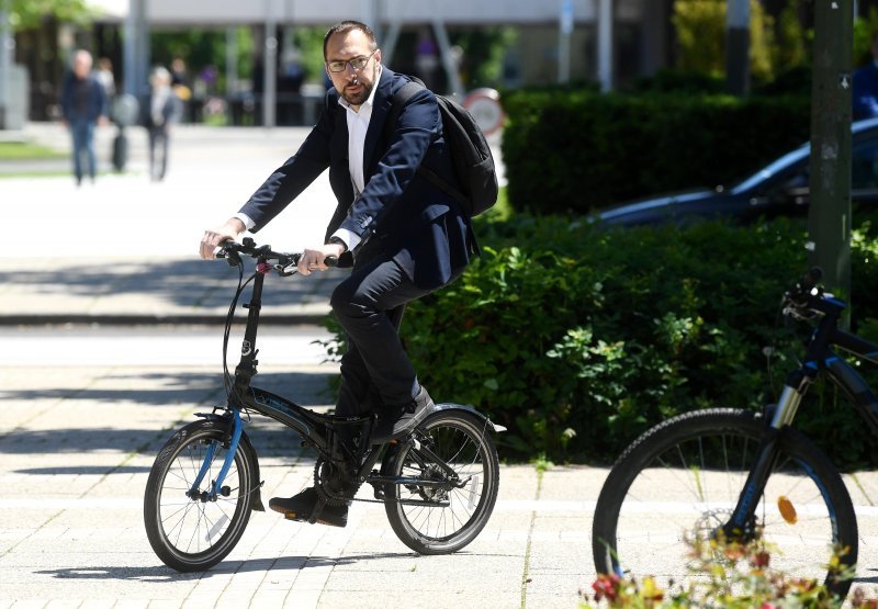 Tomislav Tomašević na biciklu nakon pobjede na lokalnim izborima
