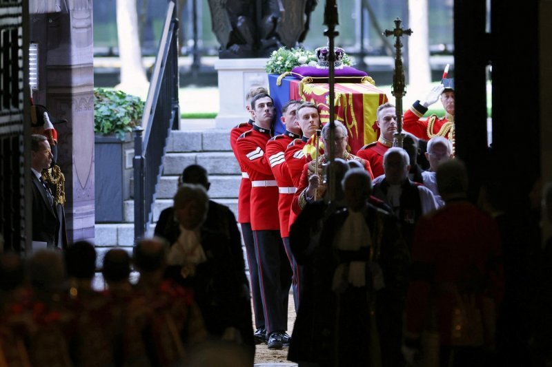 Bdijenje nad kraljičinim lijesom u Westministerskoj palači