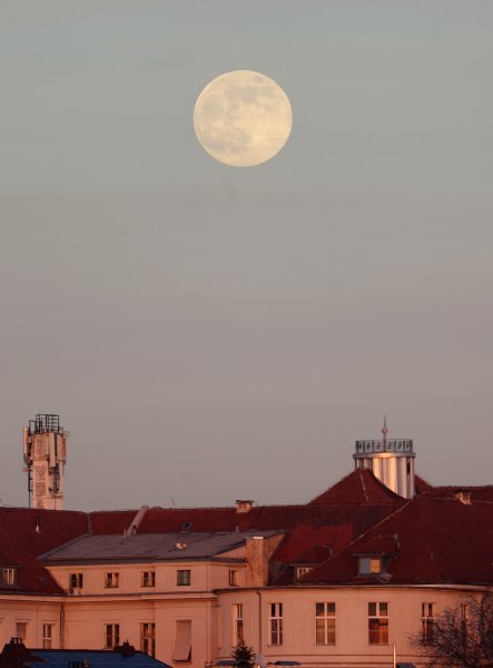 Puni mjesec iznad Zagreba