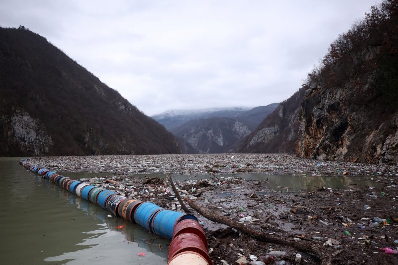 Višegrad: Tone smeća iz tri zemlje plutaju Drinom