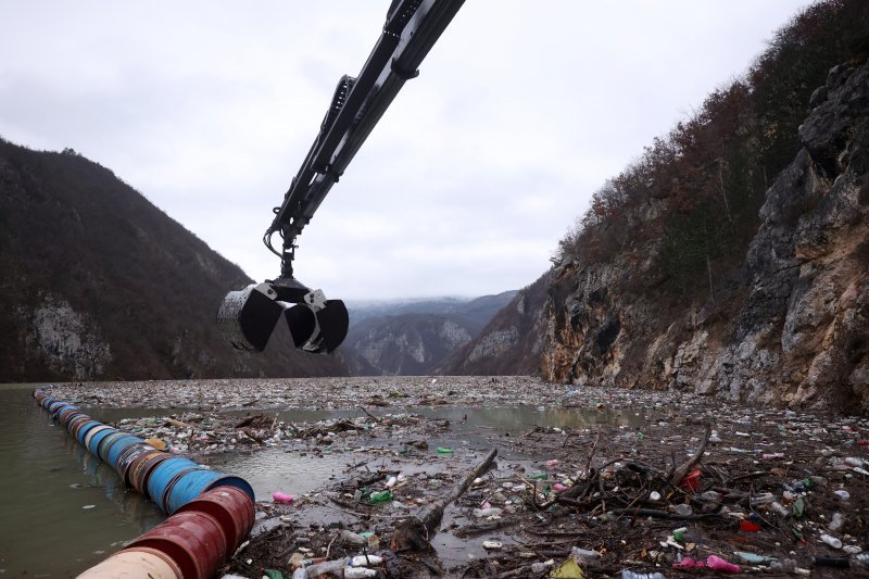 Višegrad: Tone smeća iz tri zemlje plutaju Drinom