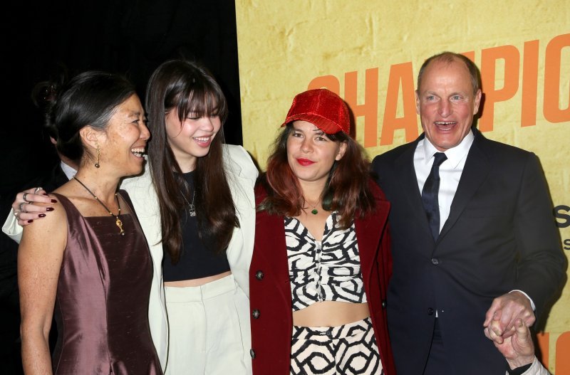 Woody Harrelson sa suprugom Laurom Louie i kćerima