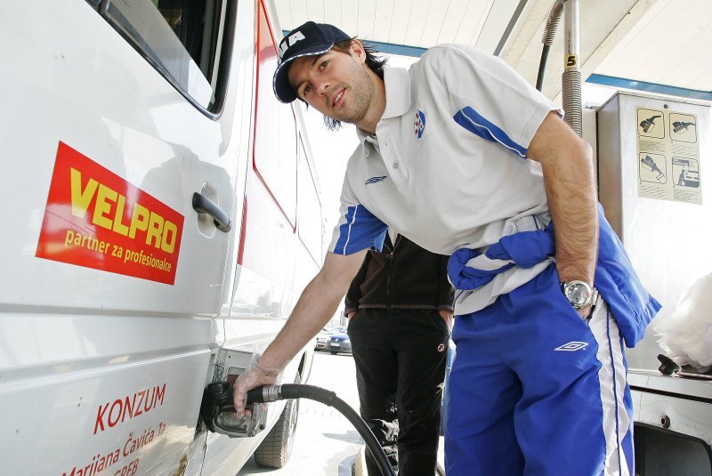 Mihael Mikić sa suigračima iz Dinama točio gorivo automobilima na benzinskoj pumpi 2007. godine