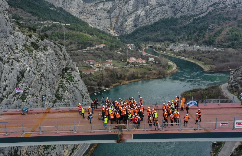 Fotografije iz zraka sa svečanosti spajanja mosta preko Cetine