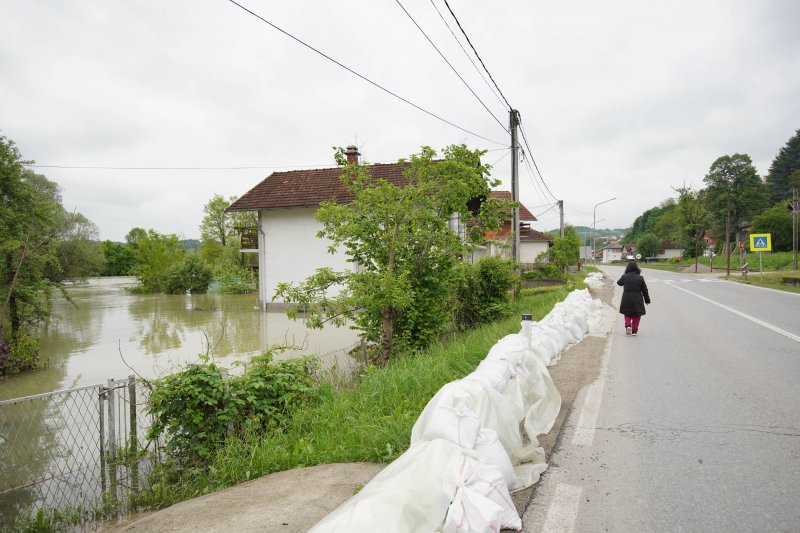 Rijeka Una i Sana ugrozile Novi Grad, nogometno igralište potpuno poplavljeno