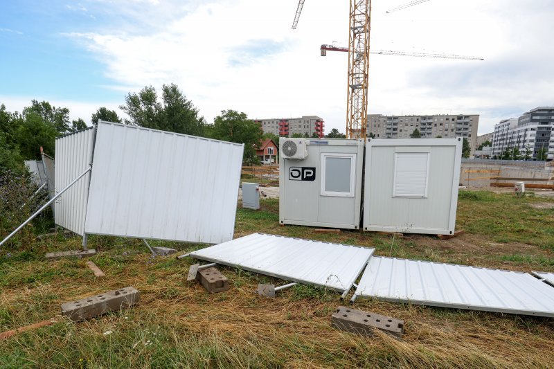 Zagreb: Olujno nevrijeme srušilo ogradu preko puta MSU-a