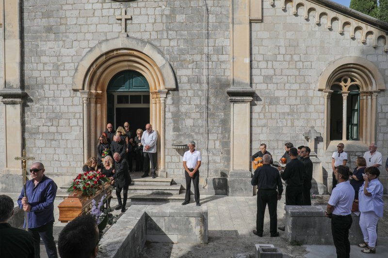Posljednji ispraćaj glazbenika Mile Hrnića na groblju Boninovo
