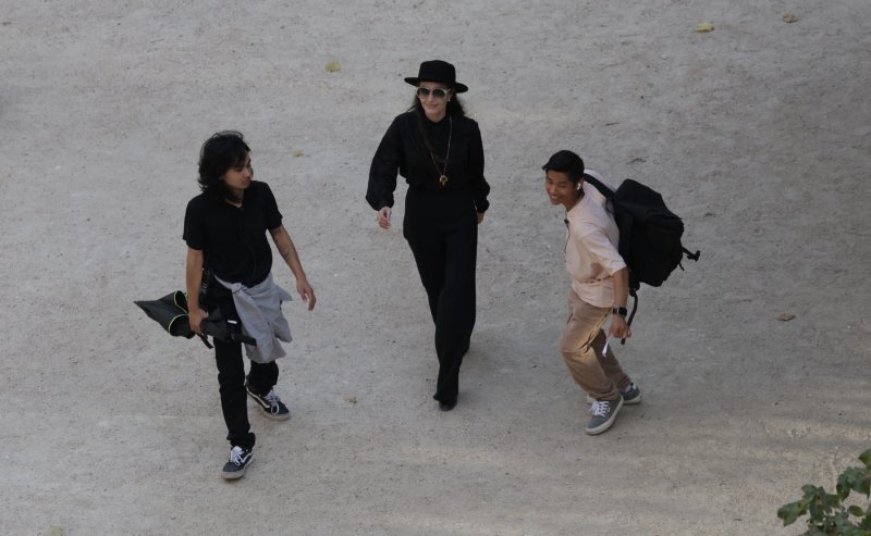 Angelina Jolie sa sinovima u Parizu