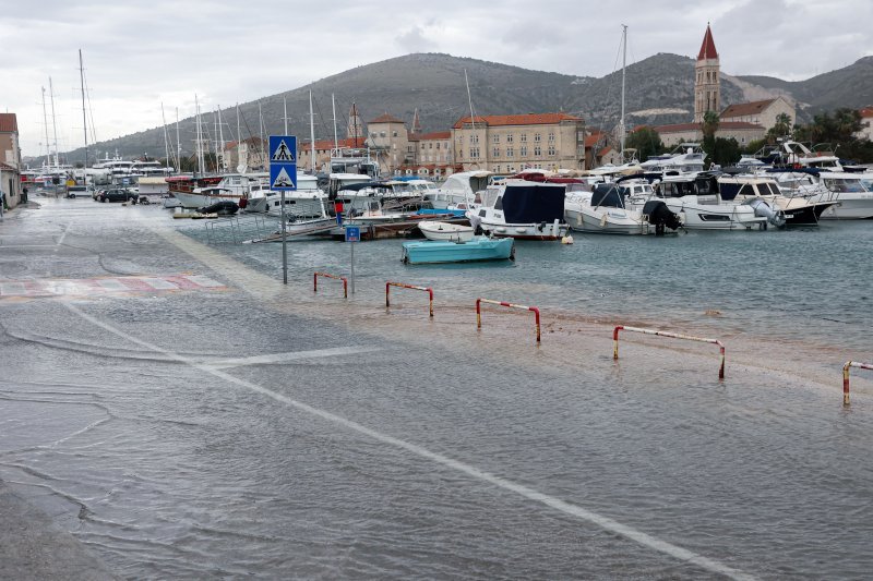 More poplavilo cestu u Trogiru