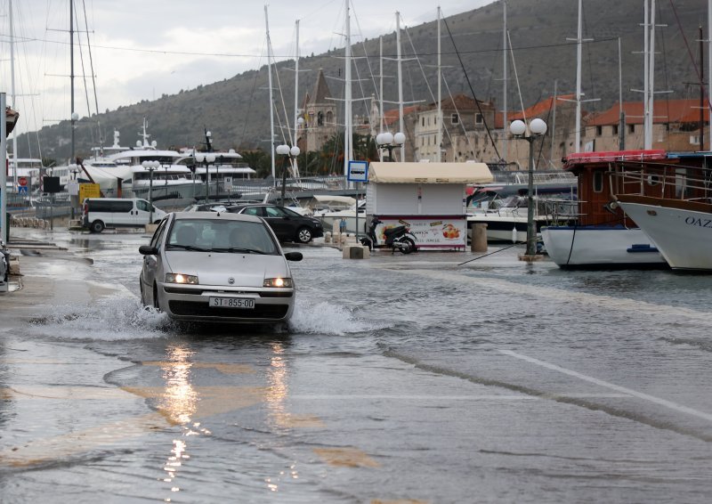 More poplavilo cestu u Trogiru