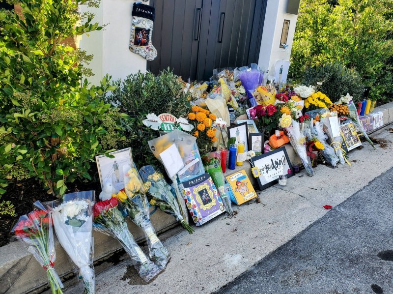 Cvijeće i darovi ispred kuće Matthewa Perryja