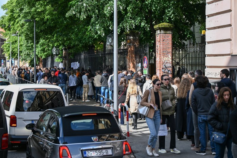 Na biralištu u Varšavskoj ulici u Zagrebu se stvorila velika gužva
