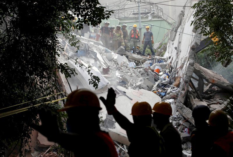 Spasitelji na ruševinama nakon potresa u Mexico cityu