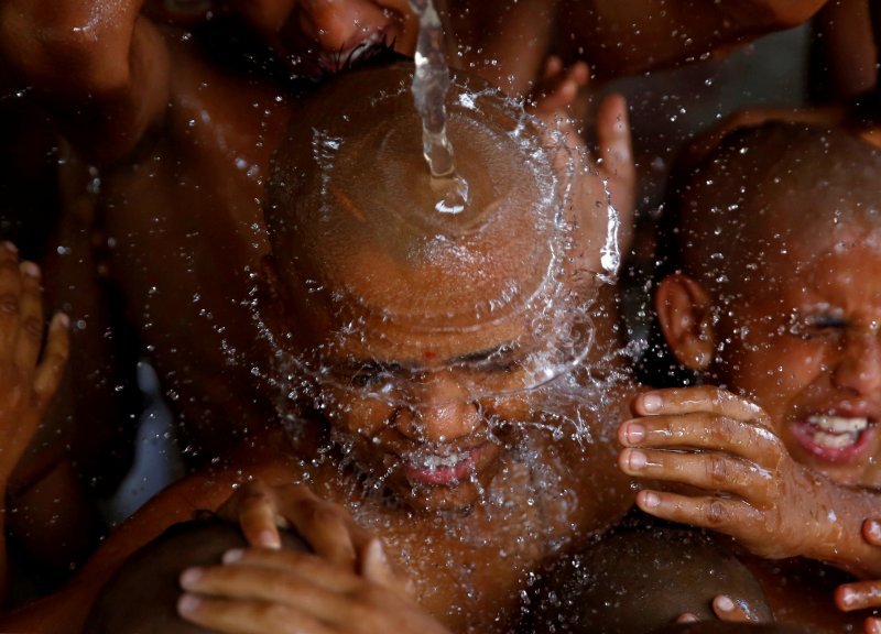 Hinduistički svećenici zajedno se kupaju tijekom obreda u Nepalu