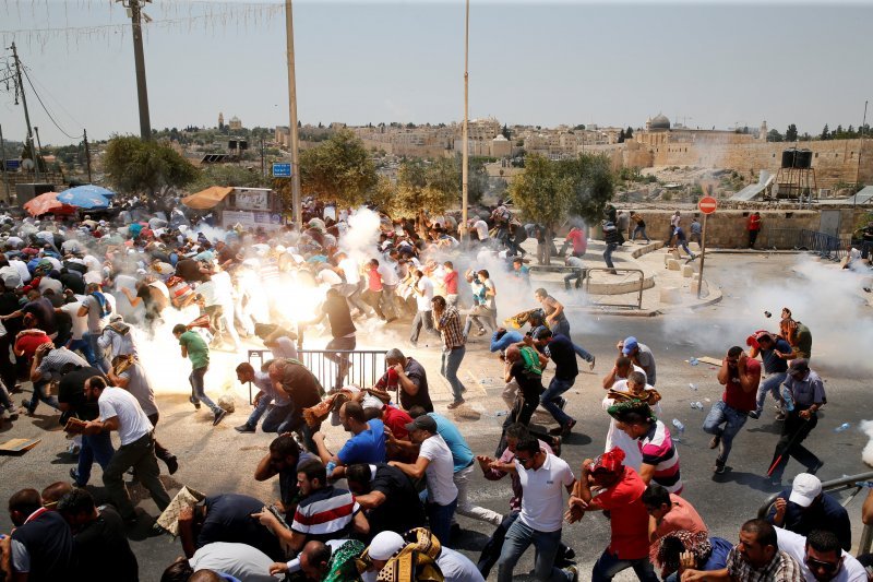 Palestinski prosvjednici bježe od suzavca kojeg su bacile izraelske snage