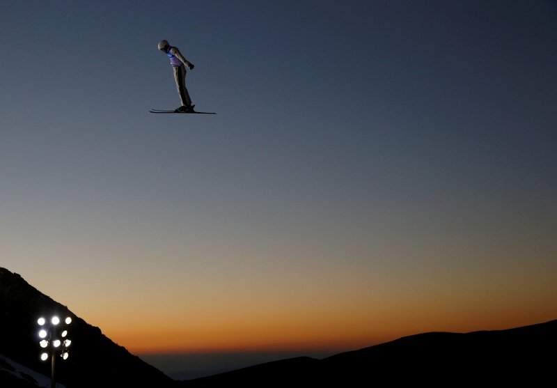 Kineski skijaš u letu na natjecanju u Španjolskoj