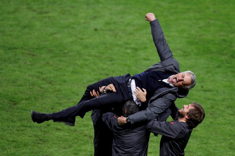 Slavlje Jose Mourinha nakon pobjede Manchester uniteda nad Ajaxom