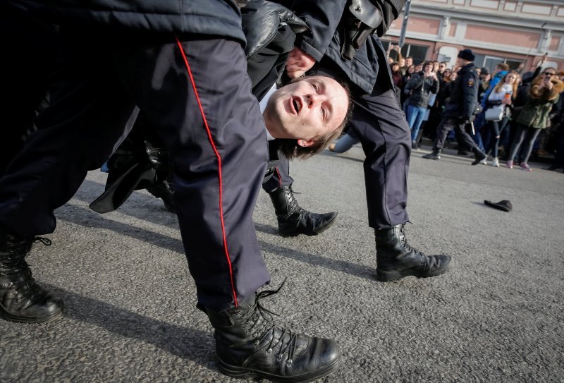 Oporbeni prosvjednik u raljama policije u Moskvi