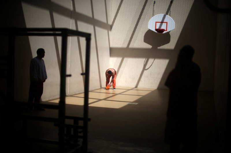 Zatvorenici igraju košarku u imigracijskom centru u Kaliforniji