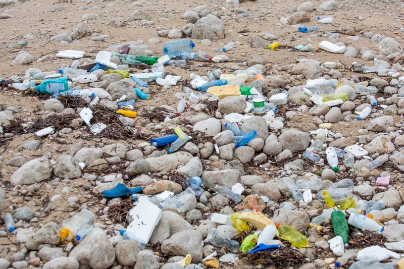 Nanosi smeća na plaži Banje u Dubrovniku