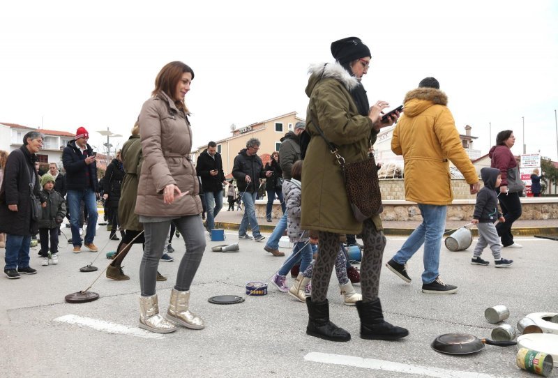 Građani Primoštena tradicionalno potezali Staru godinu kroz gradske ulice