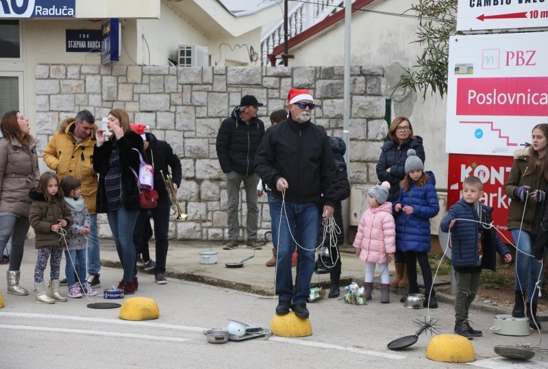 Građani Primoštena tradicionalno potezali Staru godinu kroz gradske ulice
