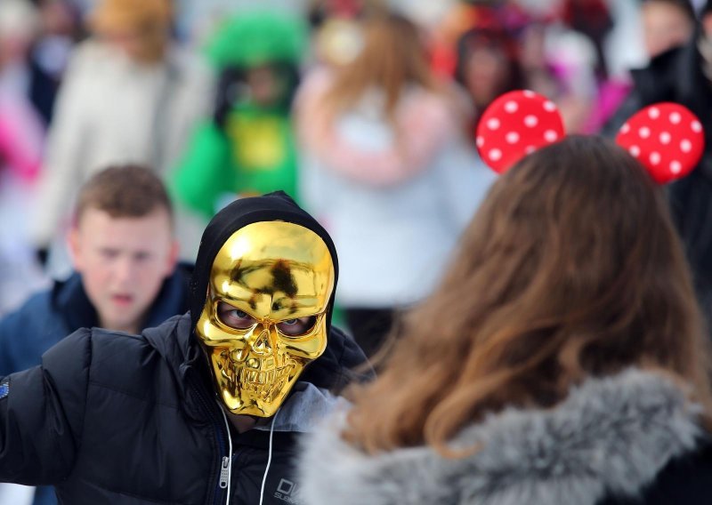 Zagreb: Maskenbal na Šalati privukao mnoštvo maskiranih roditelja i djece na klizanje