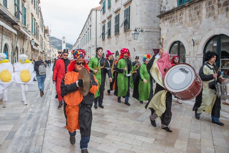 Valcer pod maskama na Stradunu uz nastup Gradske glazbe Dubrovnik i Karnevalskog benda