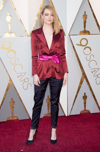 Emma Stone u sakou i hlačama s potpisom Louisa Vuittona