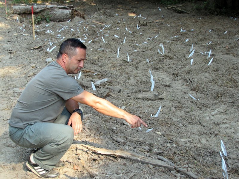 Tomislav Roviščanec, nadzornik za kontrolu kvalitete HCR-a pokazuje označene pronađene dijelove metala u minskom polju