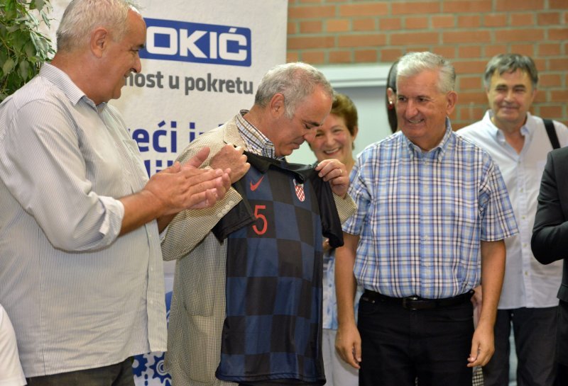 Kasparovu je uručen dres naše nogometne reprezentacije s njegovim imenom