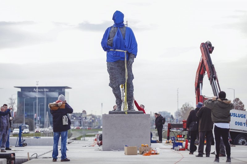 Postavljanje kipa Franje Tuđmana na križanju Vukovarske i Hrvatske bratske zajednice